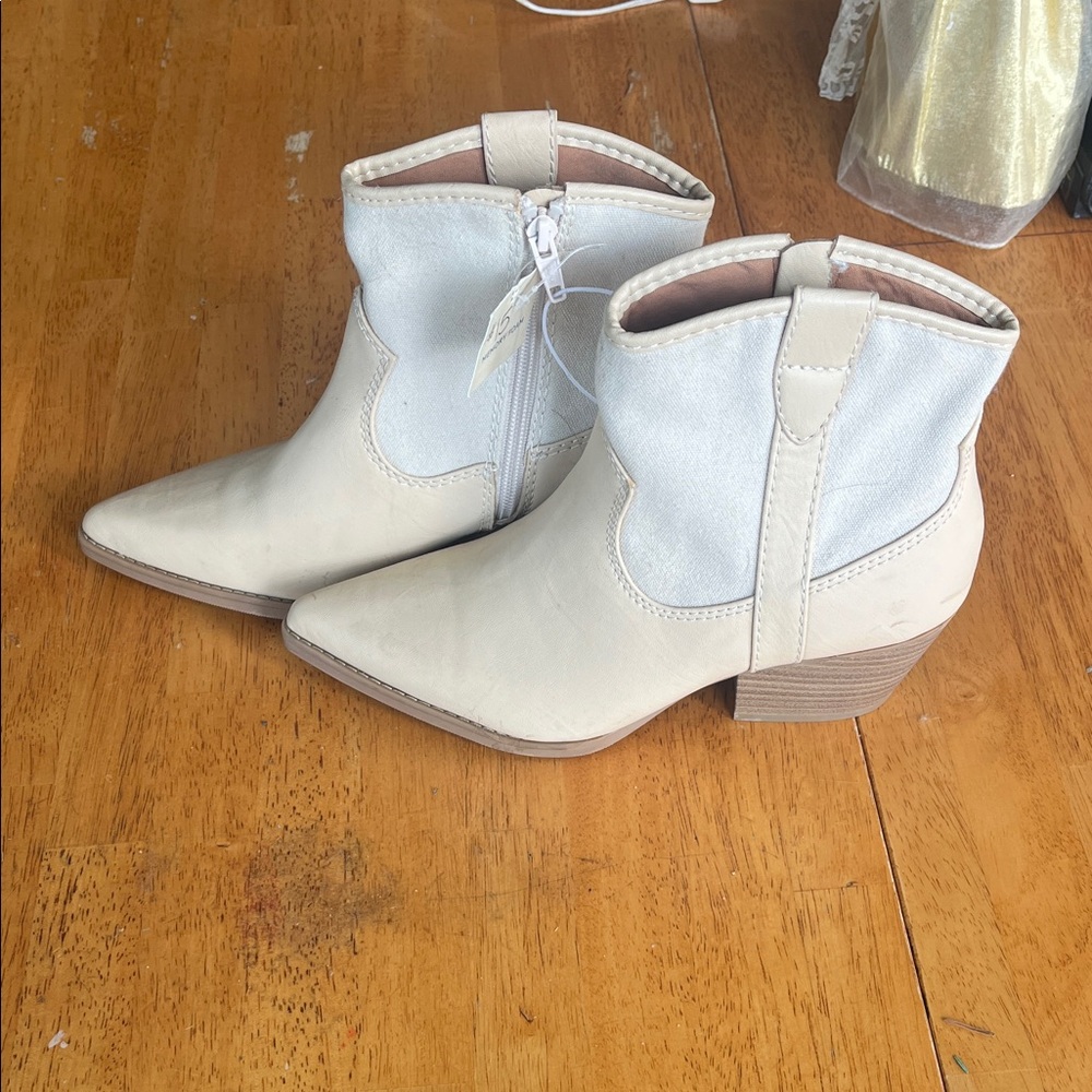 Universal Thread Light Tan Ankle Booties